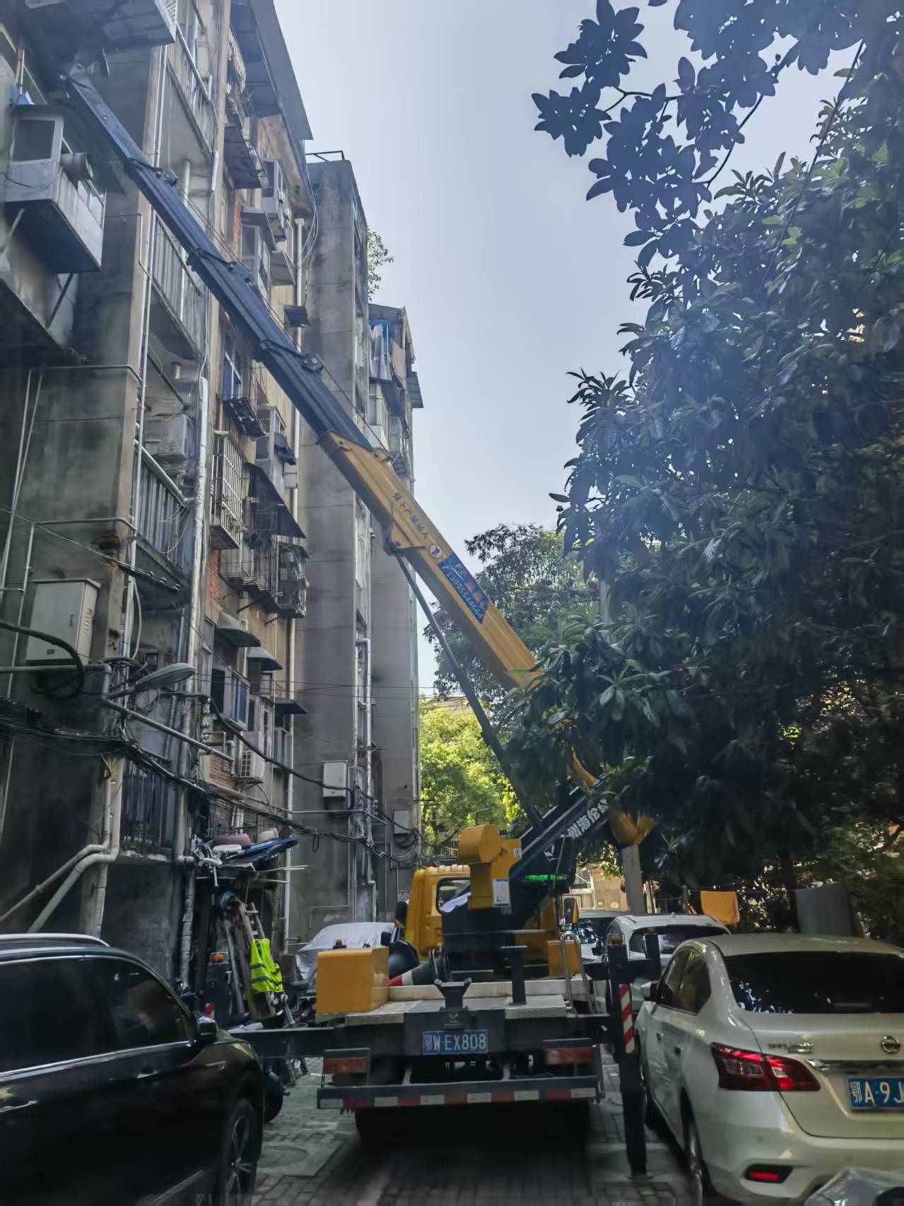 28米云梯車安裝線路施工現(xiàn)場